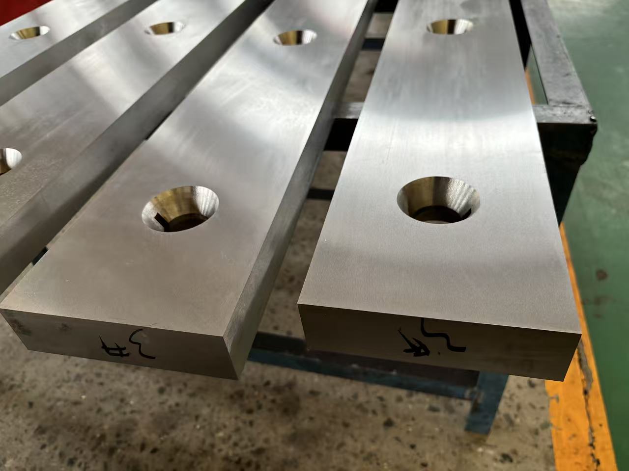 Metallurgical shear blades for cutting thick steel plate mills - Image 4